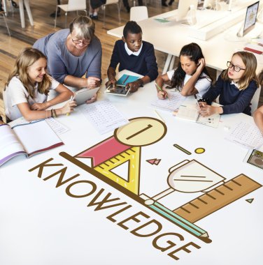 öğretmen çocukların grup ile