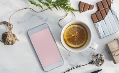 Limon çayı ve cep telefonu konsepti
