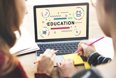 Eğitim ve dizüstü bilgisayar kullanarak kızlar