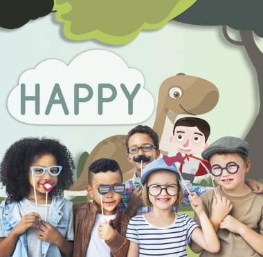 Gülümseyen ve oynayan neşeli çocuklar 