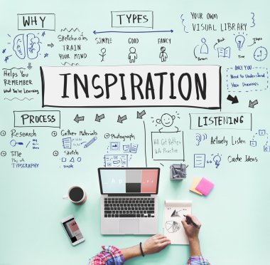 laptop ile çalışan kişi 