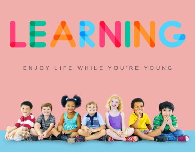 Çeşitlilik çocuk birlikte oturan