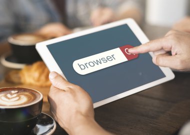 Tablet kullanan adam