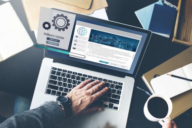 İşadamı dizüstü bilgisayarla çalışıyor