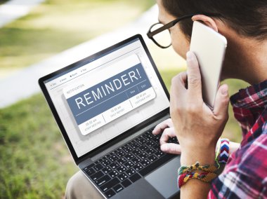 Dijital cihazlar kullanan adam