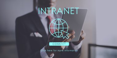 işadamı dijital tablet tarama takım elbiseli