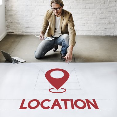 bir konum ile çalııyor işadamı