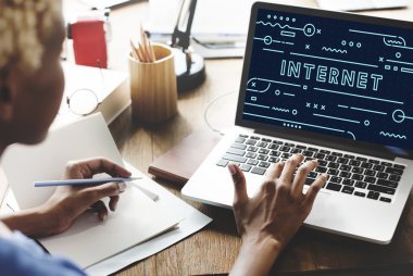 dizüstü bilgisayar ile Internet üzerinde çalışan kadın