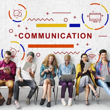 İnsanlar dijital araçları tarama  