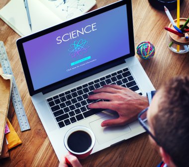 dizüstü bilgisayar kullanan adam