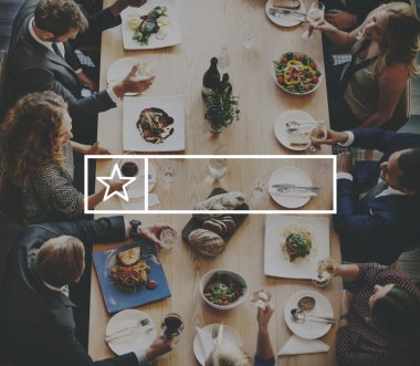 farklı insanlar yemek yerken