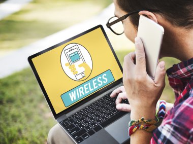 Dijital cihazlar kullanan adam