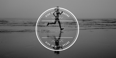 Kumsalda koşan kadın.