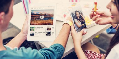 insanlar holding dijital cihazlar