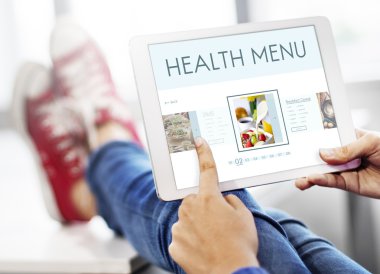 Dijital tablet elinde olan kişi