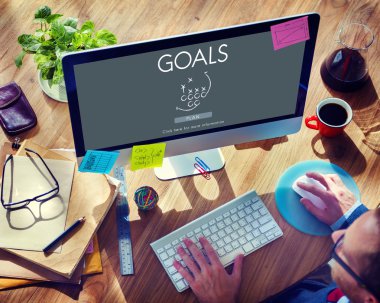 Bilgisayar kullanan adam 