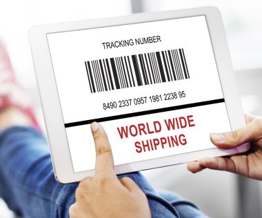 Dijital tablet elinde olan kişi