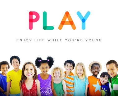 Gülümseyen şirin farklı çocuklar