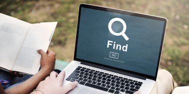 Açık havada dizüstü bilgisayar kullanan öğrenciler