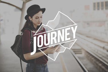 Dijital tablet tarama şapkalı kadın