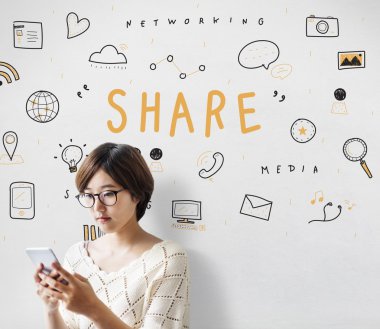 Akıllı telefon kullanan kız