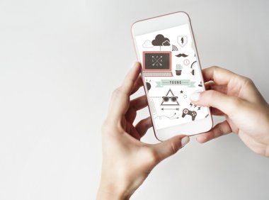 Akıllı telefon tutan kadın elleri 