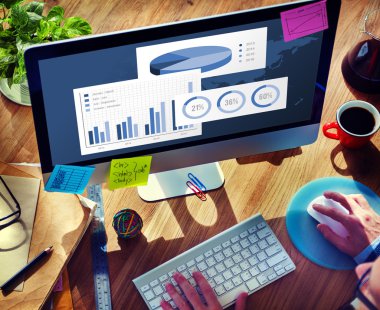 Bilgisayar kullanan adam 