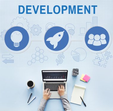 laptop ile çalışan kişi 