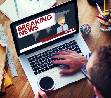 dizüstü bilgisayar kullanan adam