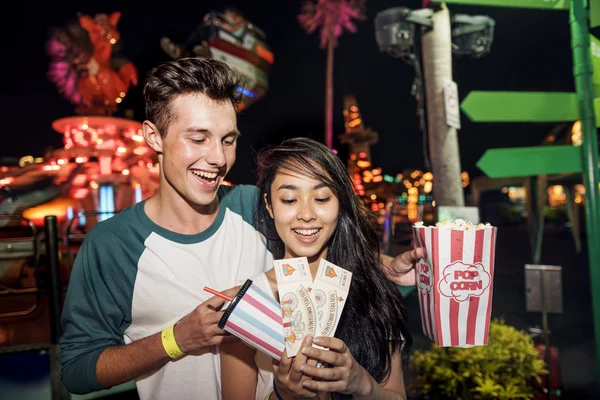 Gente disfrutando en el parque de atracciones — Foto de Stock