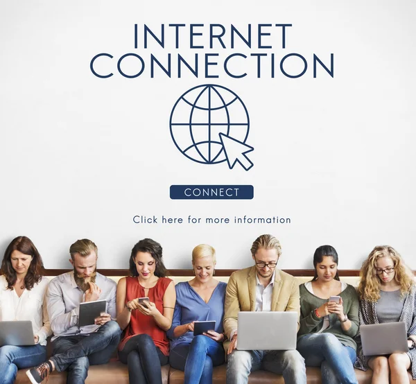 Люди сидять із пристроями та підключення до Інтернету — стокове фото