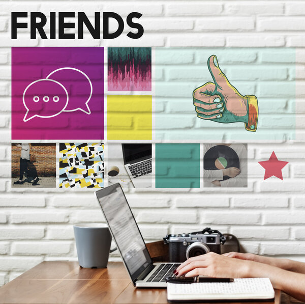 женщина печатает на клавиатуре ноутбука