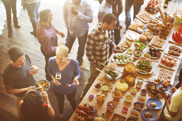 Случайные люди обедают
