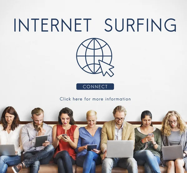Lidé sedí u zařízení a surfování na internetu — Stock fotografie