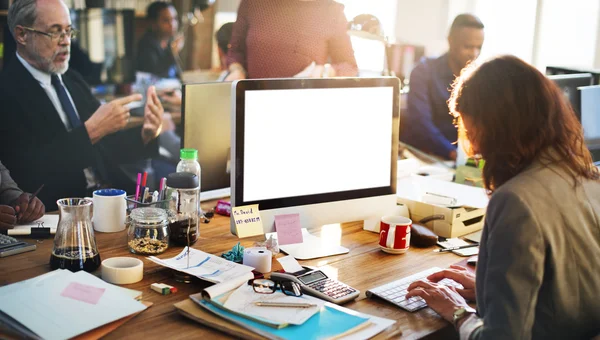 Geschäftsfrau arbeitet mit Computer — Stockfoto