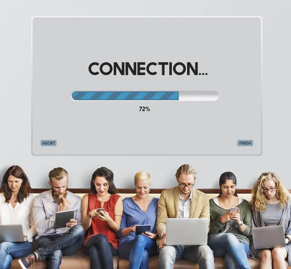 Personas se sientan con dispositivos y conexión — Foto de Stock