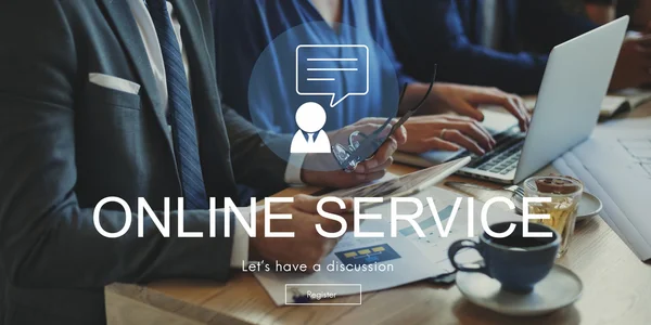 Geschäftsleute bei Treffen mit Online-Service-Konzept — Stockfoto