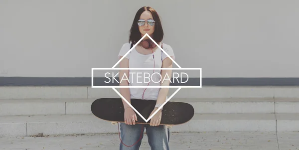 Jonge vrouw met skateboard in handen — Stockfoto