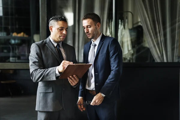 Empresario hablando de trabajo —  Fotos de Stock