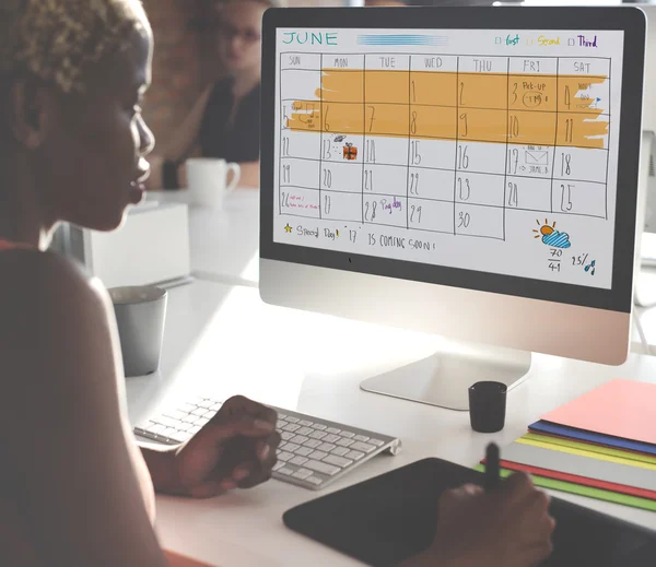 Geschäftsfrau arbeitet am Computer mit Kalender — Stockfoto