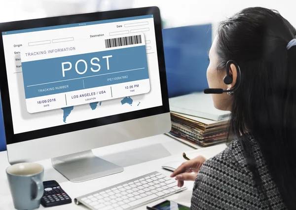 Businesswoman working on computer with Post — Stock Photo, Image