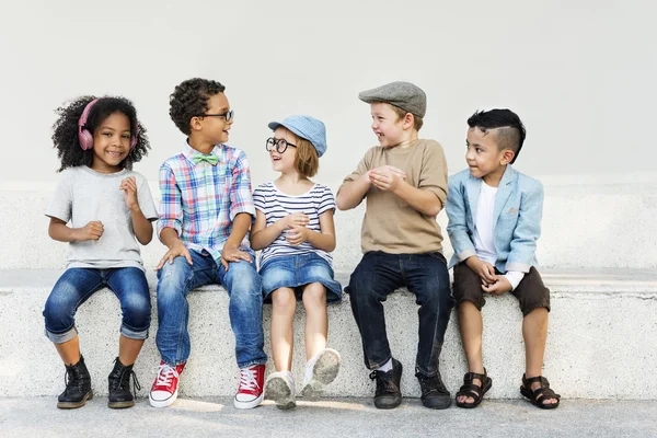 Niños alegres sonriendo y jugando — Foto de Stock