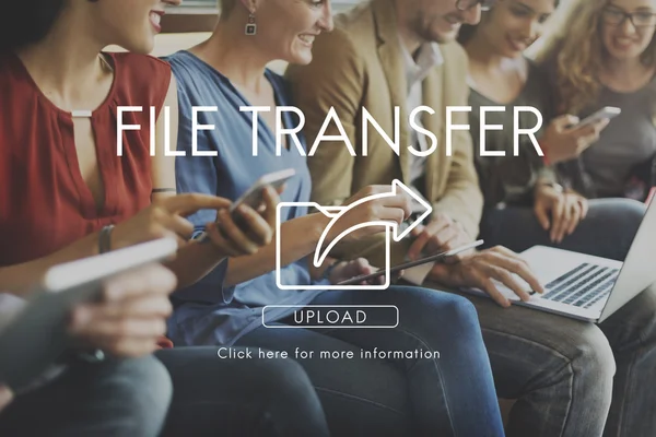 Orang duduk dengan perangkat dan file transfer — Stok Foto