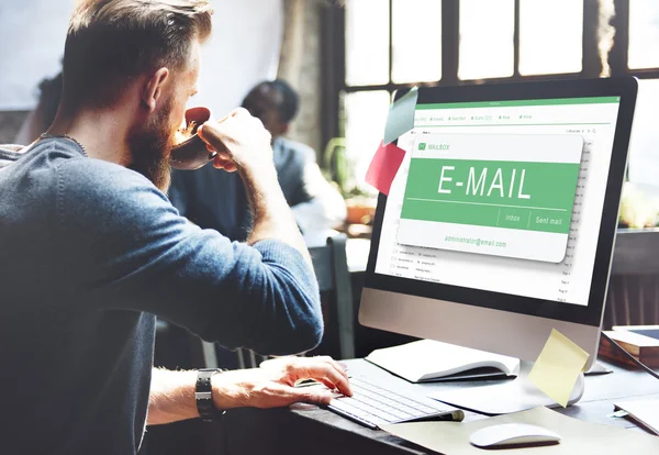 Mann trinkt Kaffee und arbeitet mit Computer — Stockfoto