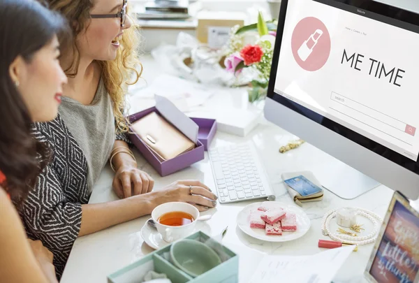 Vrouwen met behulp van computer — Stockfoto