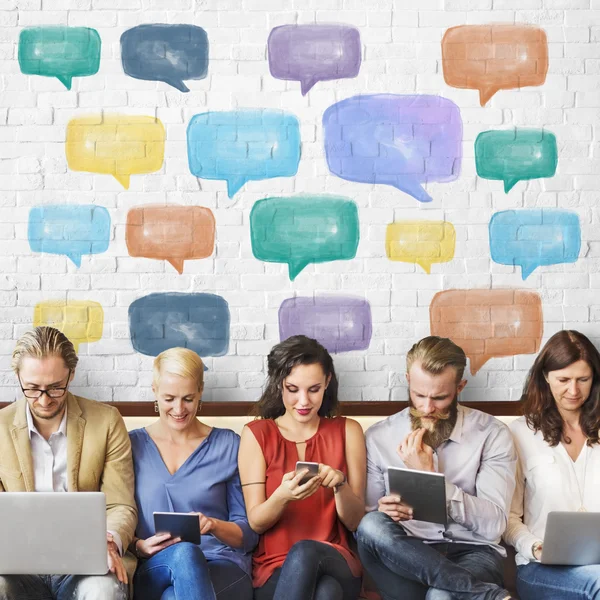 Mensen zitten met apparaten en Online communicatie — Stockfoto