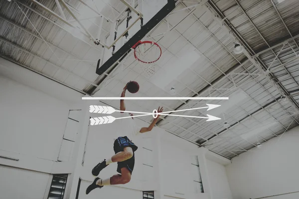 Deportista jugando al baloncesto — Foto de Stock