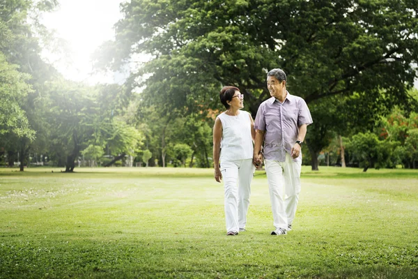 Idősebb pár, séta a parkban — Stock Fotó
