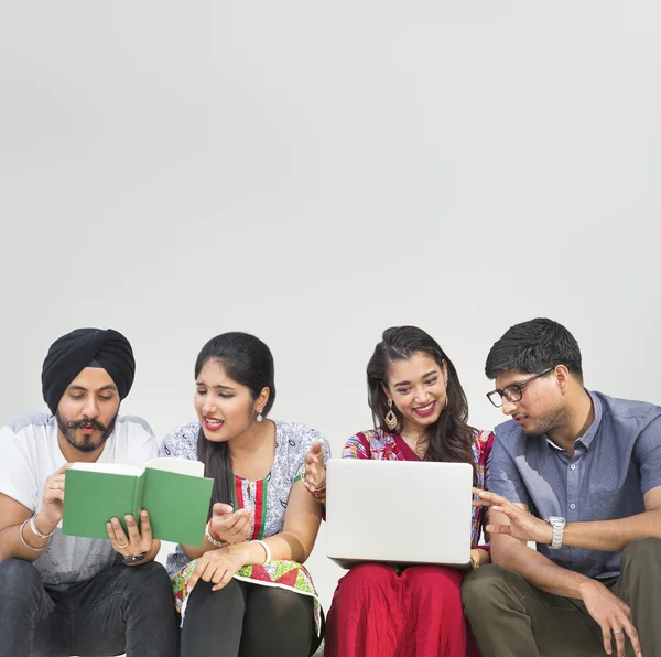 Estudantes indianos com laptop e livro — Fotografia de Stock