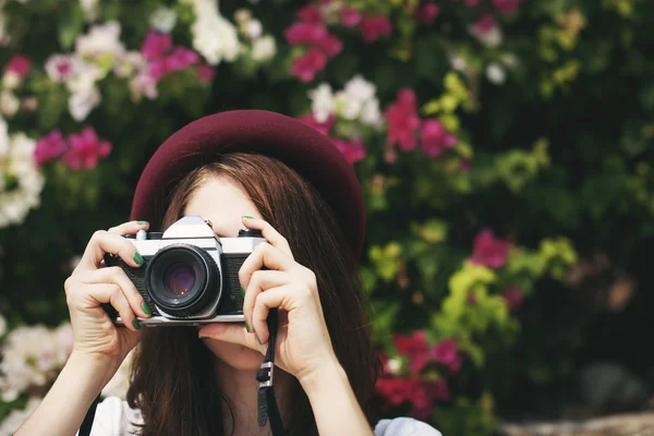 Menina fazendo fotos na câmera — Fotografia de Stock